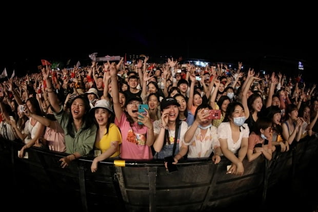후베이성 우한에서 개최한 뮤직 페스티벌에 '노마스크'로 참가한 중국 젊은이들 /사진=연합뉴스