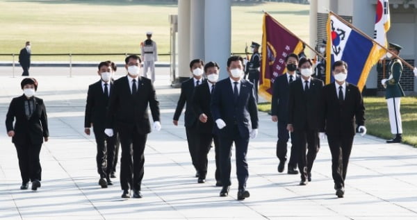 송영길 더불어민주당 신임대표와 윤호중 원내대표, 새 최고위원들이 3일 서울 동작구 국립서울현충원 현충탑에서 참배하고 있다. /사진=연합뉴스