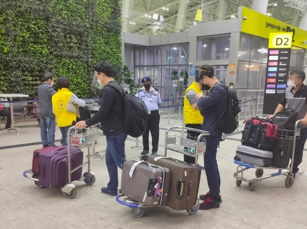 3일(현지시간) 오후 한국행 특별기 탑승을 위해 인도 남부 첸나이 국제공항으로 들어가는 한국 교민들. /사진=연합뉴스