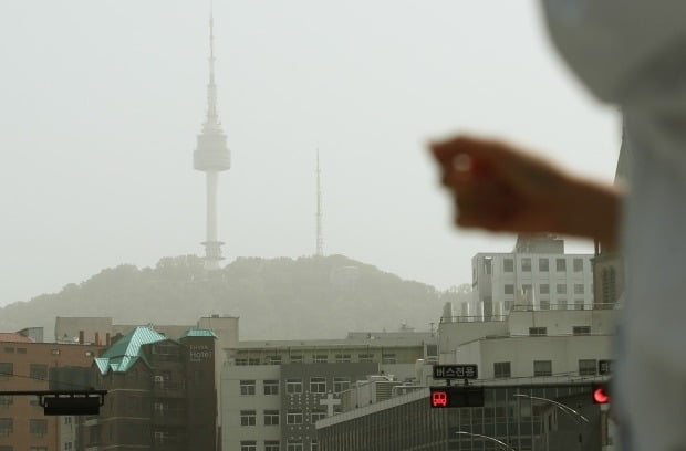 서울 지역에 미세먼지 경보가 발령된 7일 오후 서울 중구 을지로 일대에서 바라본 남산 타워가 황사에 뒤덮여 있다. /사진=연합뉴스