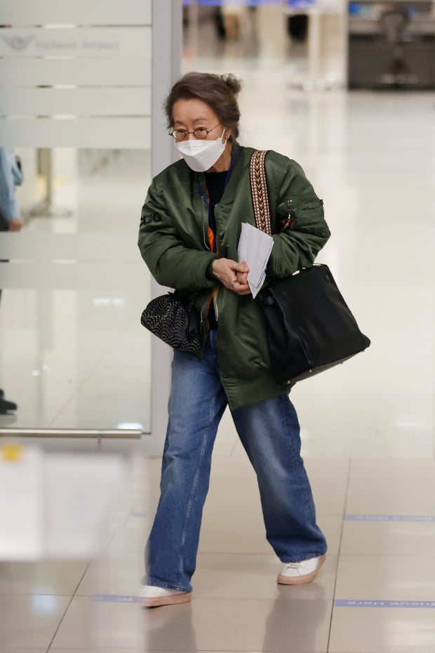 한국 배우 최초로 아카데미 배우상을 거머쥔 배우 윤여정이 8일 오전 인천국제공항 제2터미널을 통해 귀국하고 있다./사진=연합뉴스