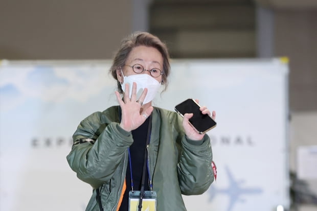 한국 배우 최초로 아카데미 배우상을 거머쥔 배우 윤여정이 8일 오전 인천국제공항 제2터미널을 통해 귀국하고 있다.  [사진=연합뉴스]