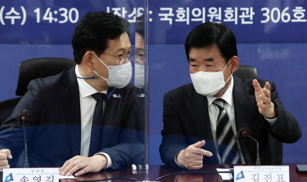 [속보] 與부동산특위 "원칙은 보유세 강화하고 거래세 낮추는 것"