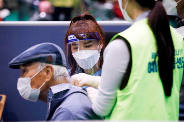 코로나19 백신을 접종 받고 있다. /사진=광주 북구청 제공