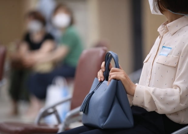  '구인·구직 만남의 날 취업성공 일구데이' 행사에서 한 구직자가 면접을 기다리고 있다. 사진=연합뉴스