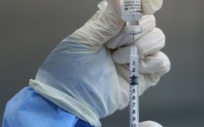[속보] 코로나19 1차 예방접종 신규 4933명 늘어…누적 379만2660명