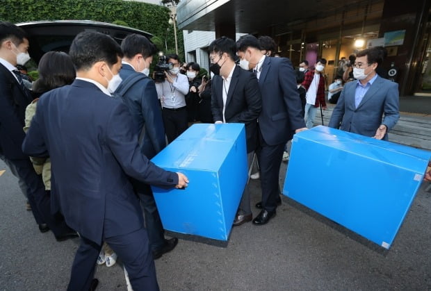  고위공직자범죄수사처 수사관들이 18일 오후 조희연 서울시교육감의 해직교사 부당 특별채용 의혹과 관련 서울시교육청 압수수색을 마친 뒤 박수를 들고 청사를 나서고 있다. /사진=연합뉴스