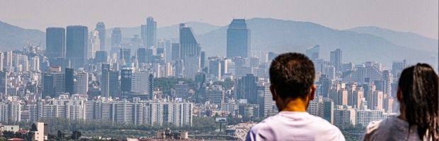 서울 남산을 찾은 시민들이 서울 강남 일대를 바라보고 있다. /연합뉴스