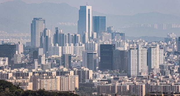 서울 남산에서 바라본 압구정·삼성동 일대 전경. /연합뉴스