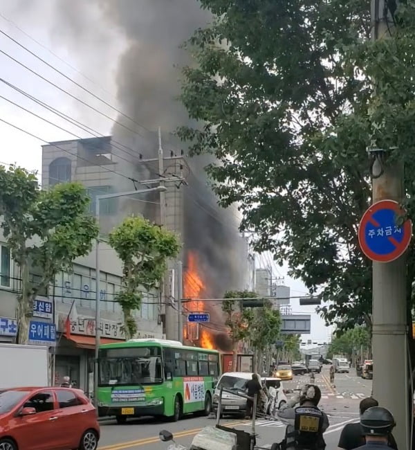 서울 금천구서 건물에 화물차 돌진해 화재…최소 8명 사상 | 한국경제
