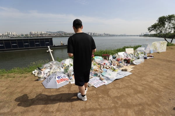 한강에서 실종된 뒤 숨진 채 발견된 의대생 고 손씨 사건 관련 경찰 수사가 진행 중인 26일 오전 서울 반포한강공원에 마련된 손씨 추모공간을 시민이 살펴보고 있다. 사진=연합뉴스