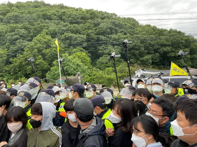 27일 오전 경북 성주군 초전면 소성리 주한미군 사드(THAAD·고고도 미사일 방어체계)기지 입구에서 사드에 반대하는 주민, 시민단체 회원과 경찰이 대치하고 있다. /사진=연합뉴스