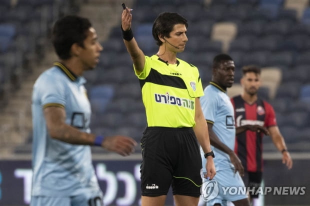 이스라엘 축구 유명 심판, 성전환 뒤 처음 그라운드 누벼