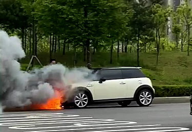 인천서 달리던 BMW 차량서 화재…엔진룸 불에 타