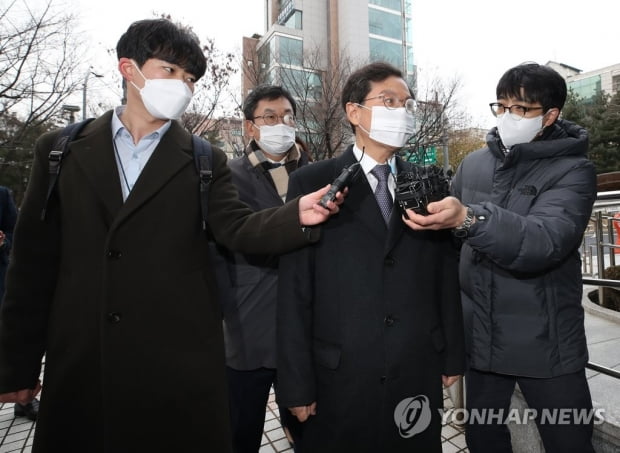 '라임 로비' 의혹 윤갑근 前고검장 1심 징역 3년