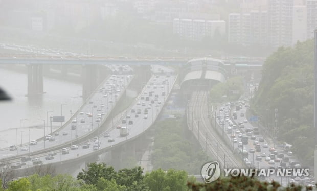 "목 아프고 눈 따가워"…한반도 덮친 황사에 전국이 '콜록'