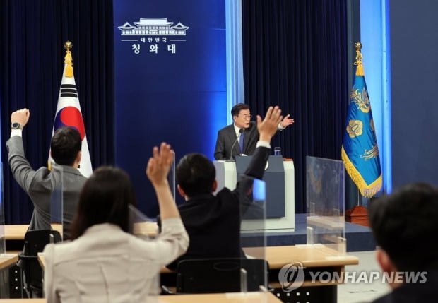 문대통령 "윤석열 언급않겠다…김오수 정치중립 지킬 것"