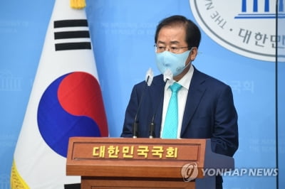 洪, 연일 SNS서 '복당 시위'…"의총서 복당 청문회 열어달라"