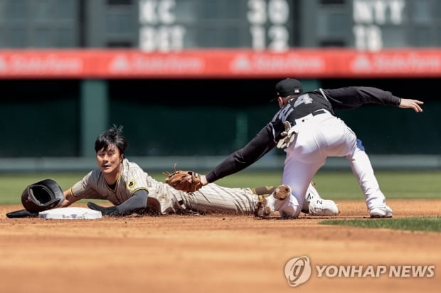 김하성, 내야안타+도루 성공…다르빗슈, 5회초 대타로 교체