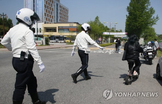 무면허 전동 킥보드 단속 첫날…여전히 '노 헬멧'으로 쌩쌩