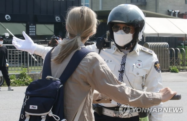 무면허 전동 킥보드 단속 첫날…여전히 '노 헬멧'으로 쌩쌩