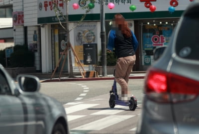 전동킥보드 안전 규정 강화 첫날 이용률 뚝…안전모 미착용 여전