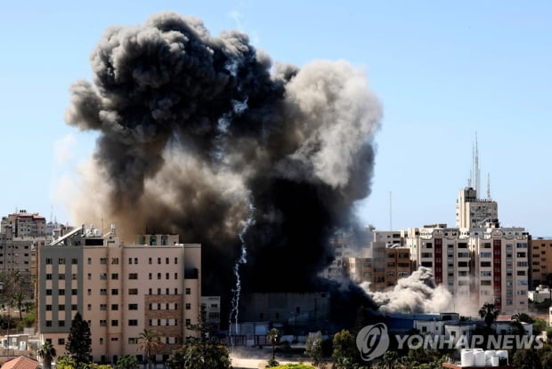 이스라엘군, 가자지구 외신 입주 건물 폭격…AP "충격과 공포"