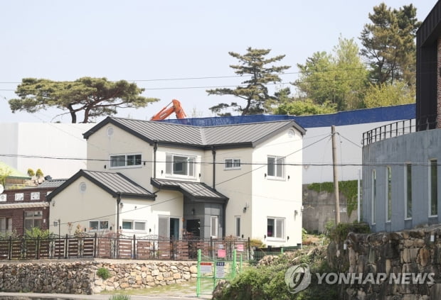 문 대통령 양산 사저 공사재개…중단 3주 만에 찬반 논란 일단락