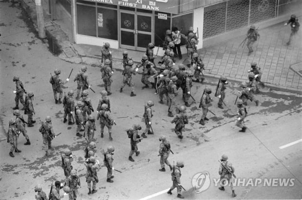 '신혼부부 참혹한 구타'…41년만에 묘역서 울려퍼진 그날의 참상