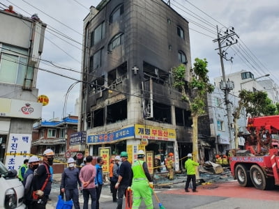 서울 금천구 5층 건물에 화물차 돌진…8명 사상(종합)