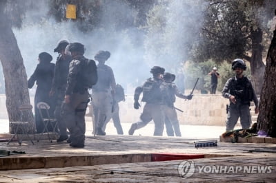 휴전 첫날 팔레스타인 시위대 이스라엘 경찰과 산발적 충돌