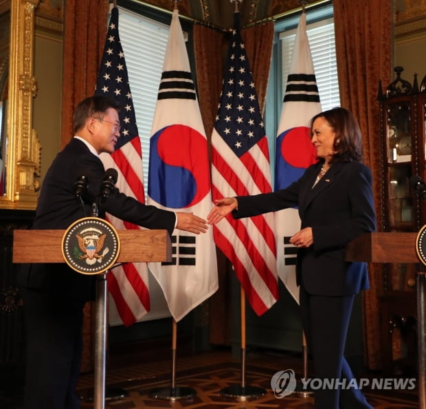 해리스 만난 문대통령 "책임동맹으로서 美여정 늘 함께할 것"