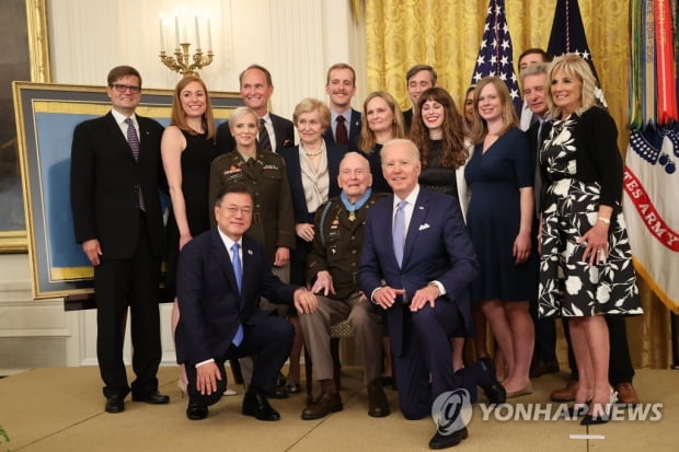 문대통령, 한국전 노병 최고예우…"美용사의 힘으로 韓번영"