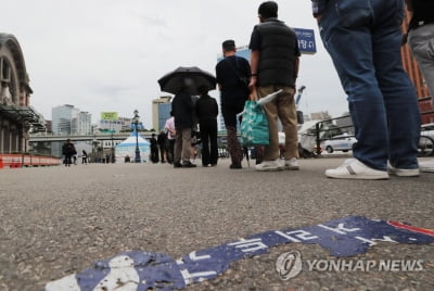 [3보] 신규확진 585명, 주말영향에 600명 아래로…곳곳 산발감염 지속