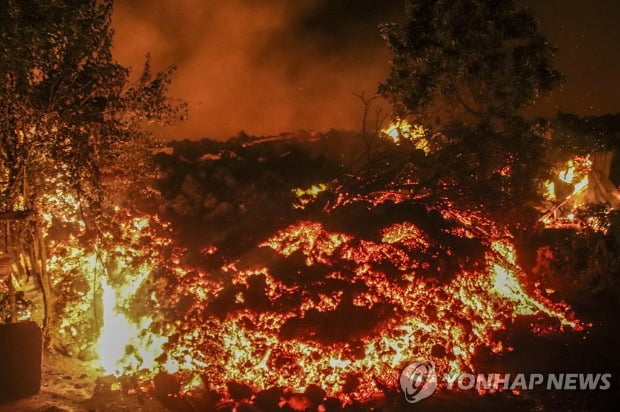 "민주콩고 화산서 분출된 용암, 대도시 인근서 멈춰"[AFP]