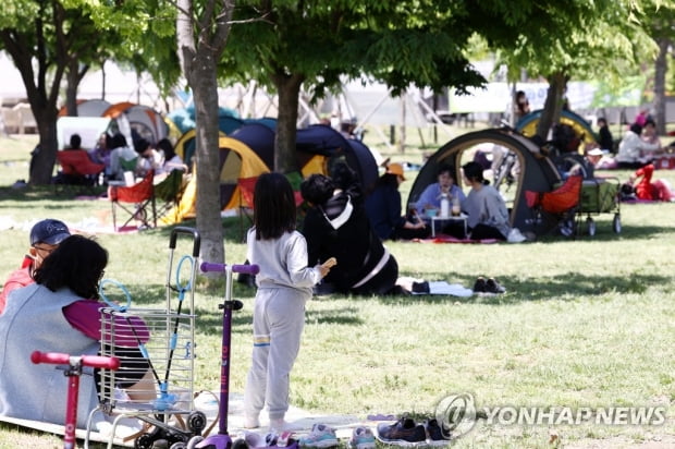 정부, '마스크 지침 완화' 시기상조 지적에 "실외 전파 가능성 낮아"