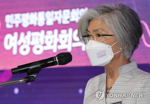 강경화 "정부, 국제사회 공급 협력하느라 백신 확보 늦었다"