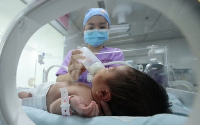 중국 "자녀 3명까지 허용"…저출산에 산아제한 추가 완화