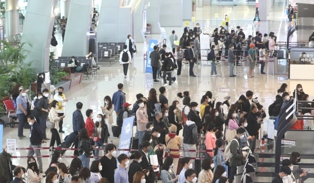 서울 강서구 김포공항 국내선이 여행을 떠나는 시민들로 북적이고 있다. /뉴스1