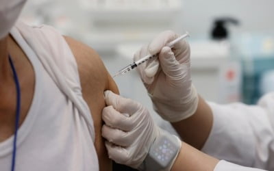 정부, 상반기내 최대 1300만명 1차 백신 접종 목표 [종합]