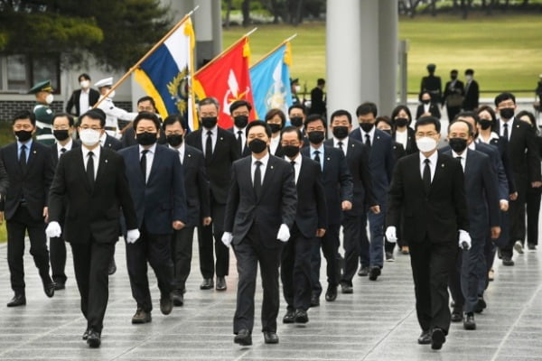 김기현 당대표 권한대행 겸 원내대표를 비롯한 국민의힘 의원들이 4일 오전 서울 동작구 국립서울현충원을 찾아 참배하기 위해 현충탑으로 향하고 있다. /사진=뉴스1