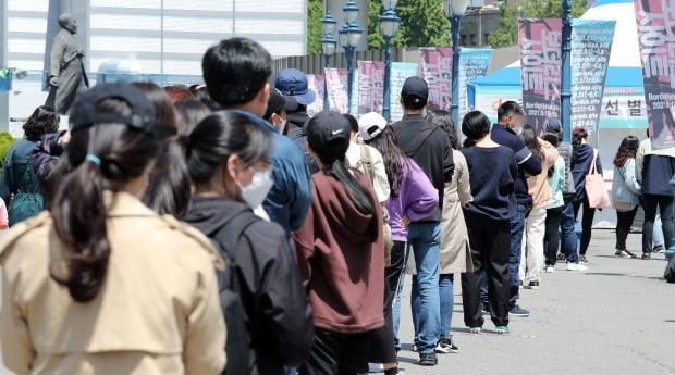 어린이날인 5일 서울 중구 서울역광장에 마련된 신종 코로나바이러스 감염증(코로나19) 임시선별진료소에서 시민들이 검사를 기다리고 있다. /사진=뉴스1