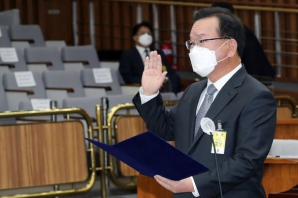 김부겸 국무총리 후보자가 6일 오전 서울 여의도 국회에서 열린 인사청문회에서 선서를 하고 있다. /사진=뉴스1