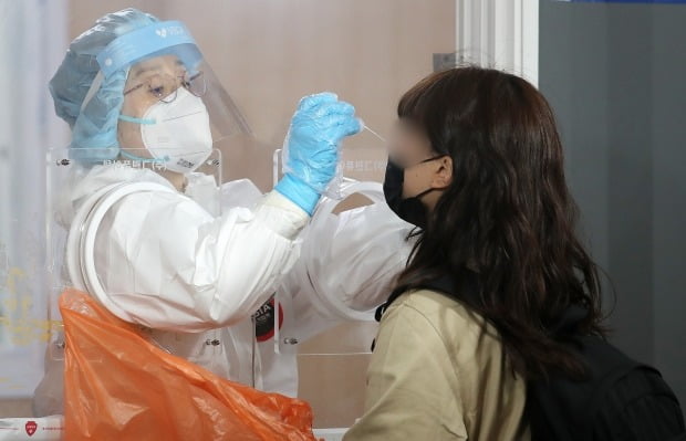  7일 오전 서울 중구 서울역광장에 마련된 신종 코로나바이러스 감염증(코로나19) 임시선별진료소에서 시민이 검사를 받고 있다. /사진=뉴스1