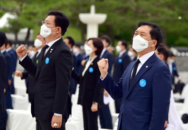 18일 오전 광주 북구 운정동 국립5·18민주묘지에서 '우리들의 오월'을 주제로 41주기 기념식이 열린 가운데 송영길 더불어민주당 대표, 김기현 국민의힘 당 대표 권한대행 겸 원내대표가 '임을 위한 행진곡'을 제창하고 있다. 사진=뉴스1