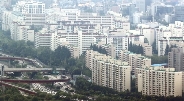 서울 용산구 N서울타워에서 바라본 아파트 밀집지역 전경. /뉴스1