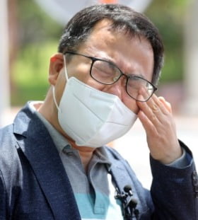 A씨의 부친이 25일 전북경찰청 앞에서 기자회견 하다 눈물을 흘리고 있다. / 사진=뉴스1