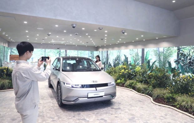 LG유플러스-현대자동차 콜라보... ‘일상비일상의틈’ 친환경 전기차 ‘아이오닉 5’ 팝업