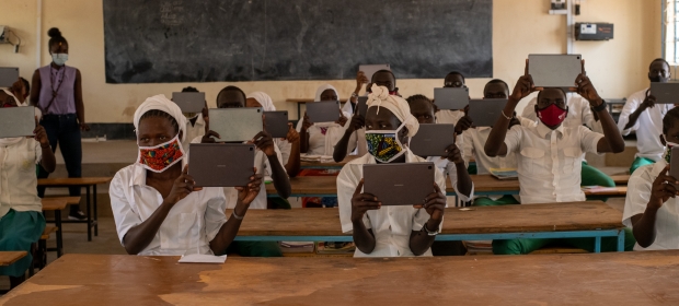 삼성전자, 케냐 난민촌 청소년 위해 '갤럭시탭' 기부