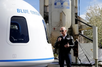 제프 베이조스, 첫 유인 우주비행선에 직접 탑승한다